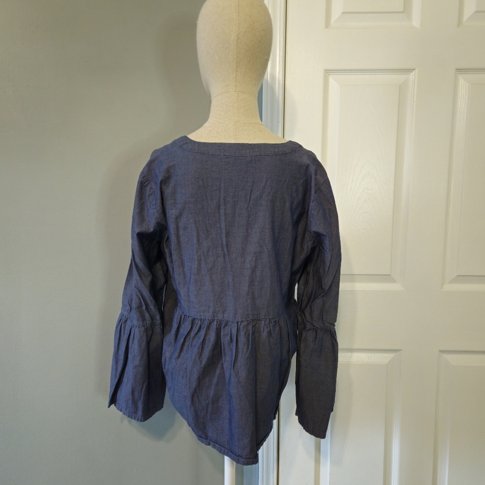 Chic Chambray V-Neck Blouse - Picture 3 of 8